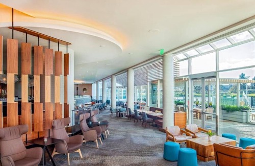 Redwood Shores House | Comfort and Convenience! Contemporary and Pet-friendly Hotel with Swimming Pool!