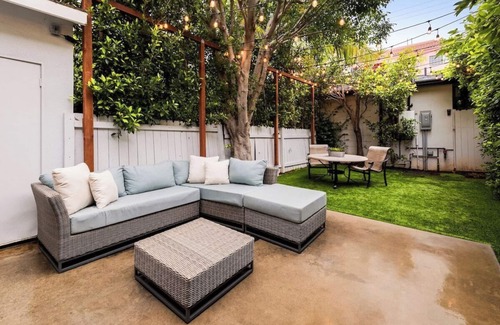 West Los Angeles House | Comfort and Convenience in Brentwood 90049