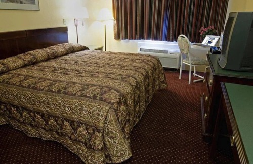 Foxboro House | Comfort and Convenience! Near Patriot Place, FREE Parking & Breakfast!