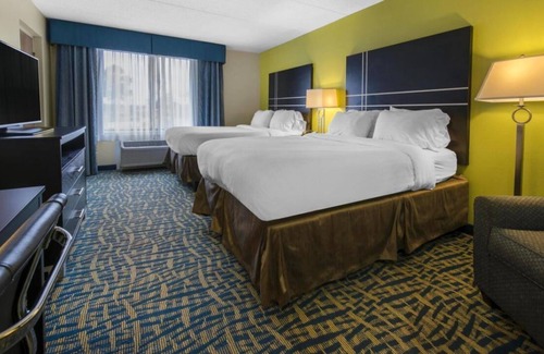Savannah House | Comfort and Convenience! 3 Relaxing Units, Outdoor Pool, Free Parking
