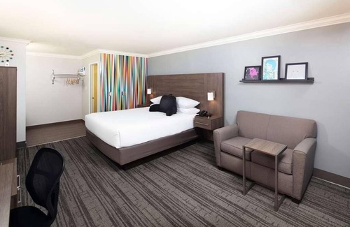 Temecula Resort | Comfort and Convenience in Signature Temecula! Free Parking, Onsite Pool