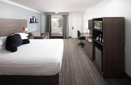 Temecula Resort | Comfort and Convenience in Signature Temecula! Free Parking, Onsite Pool