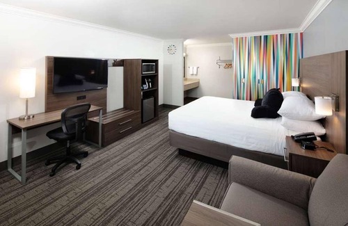 Temecula Resort | Comfort and Convenience in Signature Temecula! Free Parking, Onsite Pool