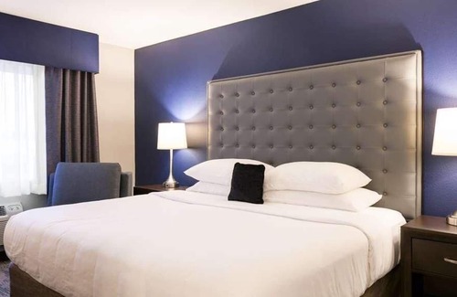 Auburn House | Comfort and Convenience! Free Breakfast, Free Parking, Pets Allowed