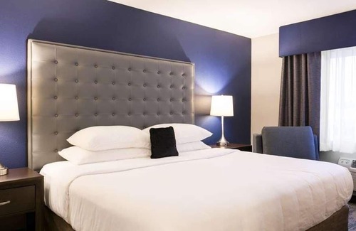 Auburn House | Comfort and Convenience! Free Breakfast, Free Parking, Pets Allowed