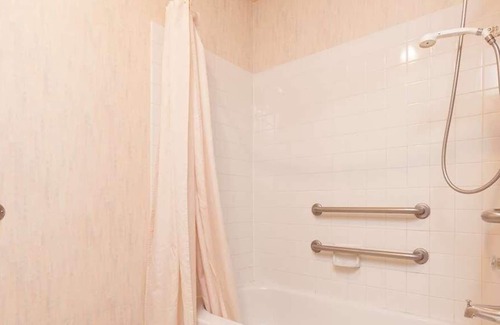 Auburn House | Comfort and Convenience! Free Breakfast, Free Parking, Pets Allowed