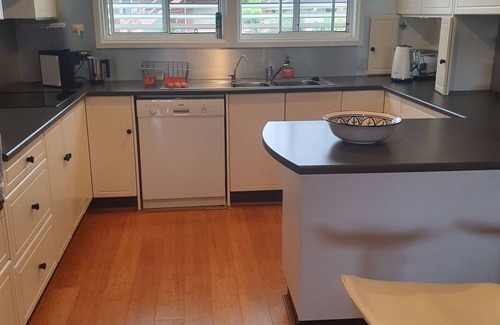 Gwandalan House | Comfort and luxury, fresh linen, airconditioned with lake views from deck.