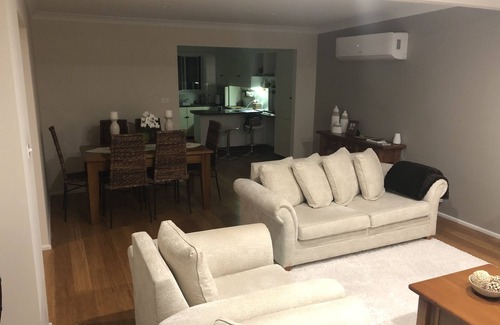 Gwandalan House | Comfort and luxury, fresh linen, airconditioned with lake views from deck.