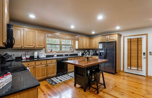Blairsville Cabin | Comfort and Luxury at its best, Hot Tub 1 Dog friendly. New Property
