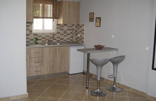 Agia Pelagia Chlomou Condo | comfort apartment with garden view