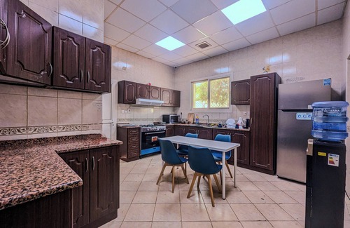 Dubai Villa | Comfort Bed inn Hostel - 15min from city center/High Speed Wifi and AC