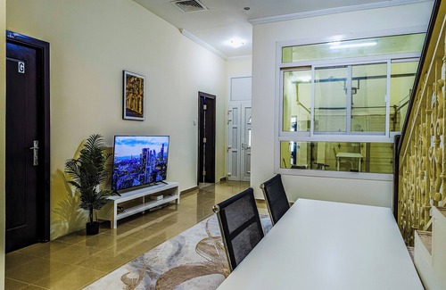 Dubai Villa | Comfort Bed inn Hostel - 15min from city center/High Speed Wifi and AC