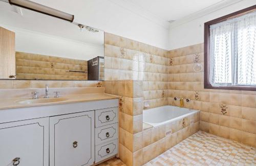 Liverpool House | Comfort & Calm - Double Room on a Quiet Crescent in Liverpool - Shared Bathroom