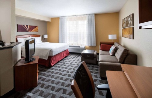 Renton Resort | Comfort & Convenience! Free Shuttle, Full Kitchen, Seasonal Outdoor Pool!