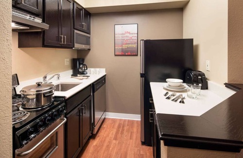 Renton Resort | Comfort & Convenience! Free Shuttle, Full Kitchen, Seasonal Outdoor Pool!