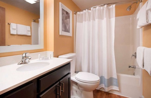 Renton Resort | Comfort & Convenience! Free Shuttle, Full Kitchen, Seasonal Outdoor Pool!