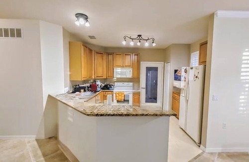 Diplomat Condo | Comfort & Convenience 3bdr 2bath 2garage, WiFi, pool, fitness, sea salt jacuzzi