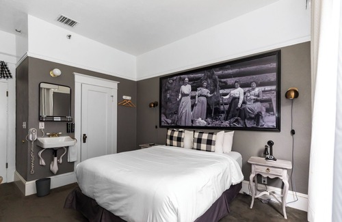 Hood River Hotel | Comfort & Convenience! Minutes to Hood River Waterfront Park, Pets Allowed