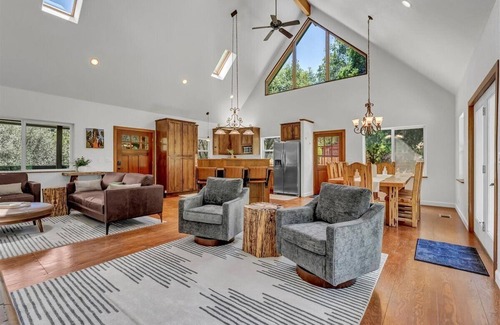 Kaweah House | Comfort in Nature, Multi-Family, 3 Kings + 4 Twins + 2 Queens, BBQ