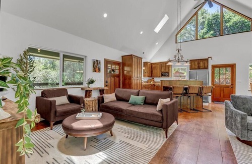 Kaweah House | Comfort in Nature, Multi-Family, 3 Kings + 4 Twins + 2 Queens, BBQ