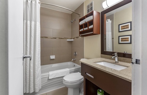 Northeast Mississauga Hotel | Comfort Inn Airport West