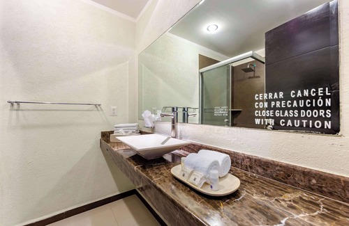 Alfredo V. Bonfil Hotel | Comfort Inn Cancun Aeropuerto