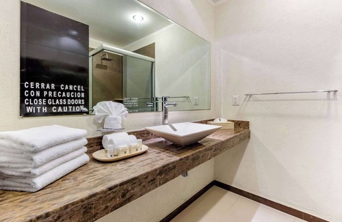 Alfredo V. Bonfil Hotel | Comfort Inn Cancun Aeropuerto