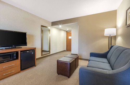 North Charleston Hotel | Comfort Inn & Suites Charleston Airport Convention Center