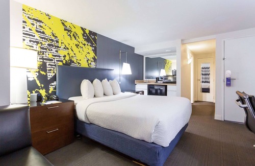 Downtown Baltimore Hotel | Comfort Inn & Suites Baltimore Inner Harbor