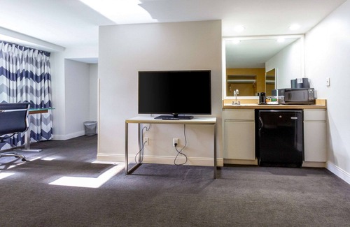 Downtown Baltimore Hotel | Comfort Inn & Suites Baltimore Inner Harbor