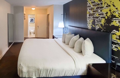 Downtown Baltimore Hotel | Comfort Inn & Suites Baltimore Inner Harbor