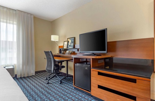 Ashwaubenon Hotel | Comfort Inn & Suites Green Bay Stadium Area