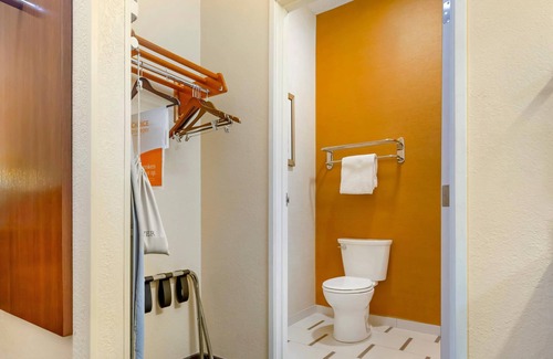 Ashwaubenon Hotel | Comfort Inn & Suites Green Bay Stadium Area