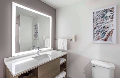 Newark Hotel | Comfort Inn & Suites Newark Liberty International Airport