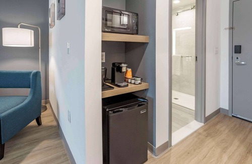 Newark Hotel | Comfort Inn & Suites Newark Liberty International Airport