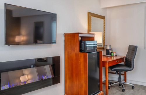 Gananoque Hotel | Comfort Inn & Suites Thousand Islands Harbour District