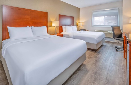 Gananoque Hotel | Comfort Inn & Suites Thousand Islands Harbour District
