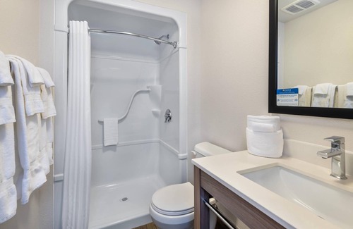 Gananoque Hotel | Comfort Inn & Suites Thousand Islands Harbour District