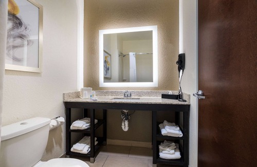Victoria Hotel | Comfort Inn & Suites Victoria North