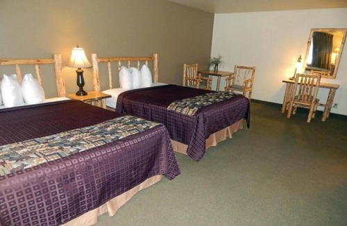 Ponderay House | Comfort Meets Affordability! Budget-friendly, Pets Allowed, Free Parking