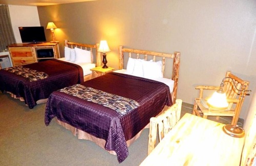 Ponderay House | Comfort Meets Affordability! Budget-friendly, Pets Allowed, Free Parking