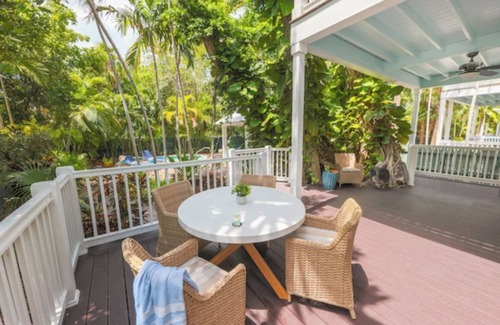 Marathon Hotel | Comfort Meets Convenience – Private Pool & Full Kitchen!