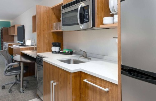 North Charleston Hotel | Comfort Retreat! Outdoor Pool, Free Hot Breakfast, Free Parking, Pets Allowed!