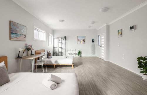 Ryde Apartment | Comfort Stay - Detached Quadruple Studio Room with Simple Kitchenette near Top Ryde city
