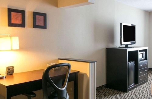 Benton Harbor Hotel | Comfort Suites Benton Harbor - St. Joseph