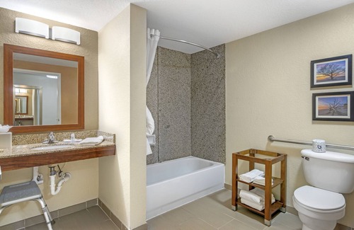 Brunswick Hotel | Comfort Suites Brunswick