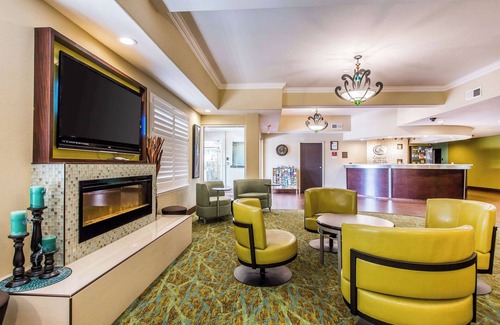 Raisin Hotel | Comfort Suites Fresno River Park