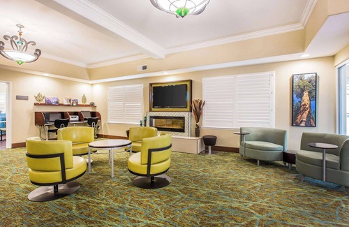 Raisin Hotel | Comfort Suites Fresno River Park