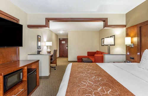 Comstock Park Hotel | Comfort Suites Grand Rapids North
