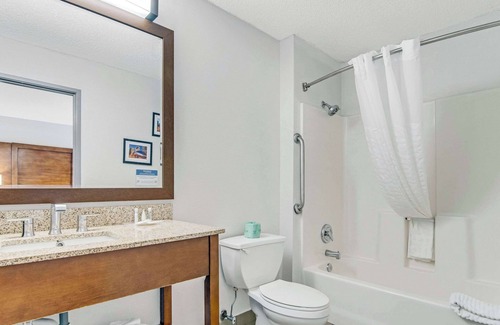 Lansing Hotel | Comfort Suites near I-80 and I-94